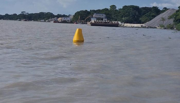 চাঁদপুরে ১৮ হাজার বস্তা সিমেন্ট নিয়ে ডুবল লাইটার জাহাজ