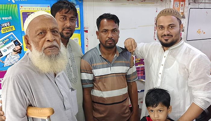 সততার দৃষ্টান্ত মোবাইল ব্যবসায়ীর