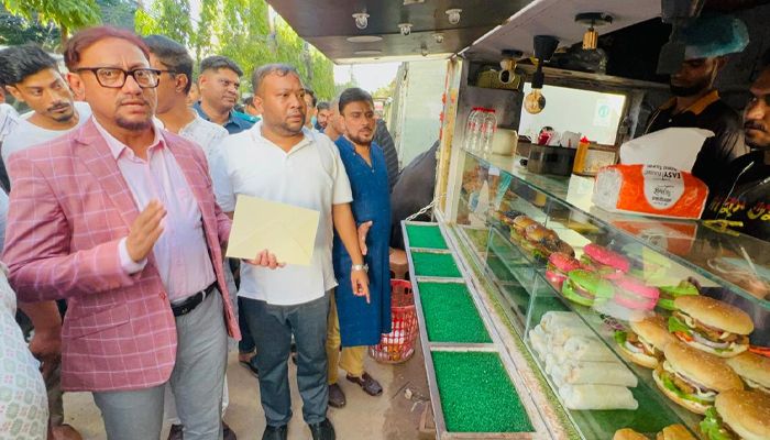 আগ্রাবাদে সন্ধ্যা ৬টার আগে  হকার বসতে পারবে না: চসিক মেয়র
