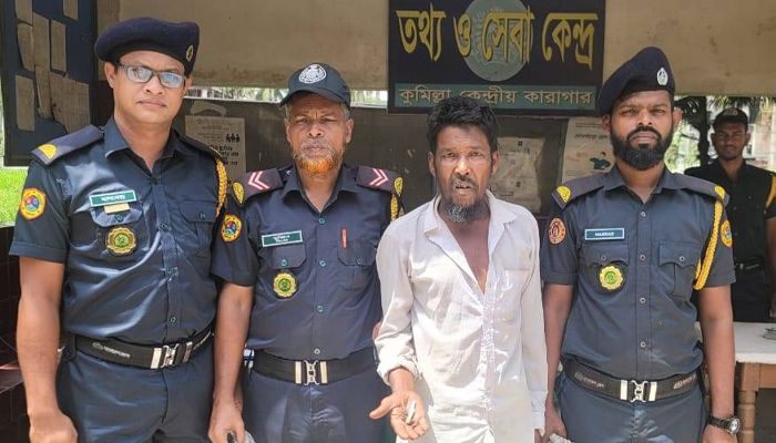 কারাগারে দুই ভাইকে গাঁজা দিতে গিয়ে ধরা বৃদ্ধ