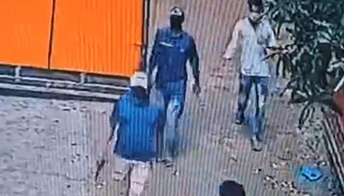 হাটহাজারীতে ব্যবসায়ীর বাড়িতে ঢুকে গুলিবর্ষণ