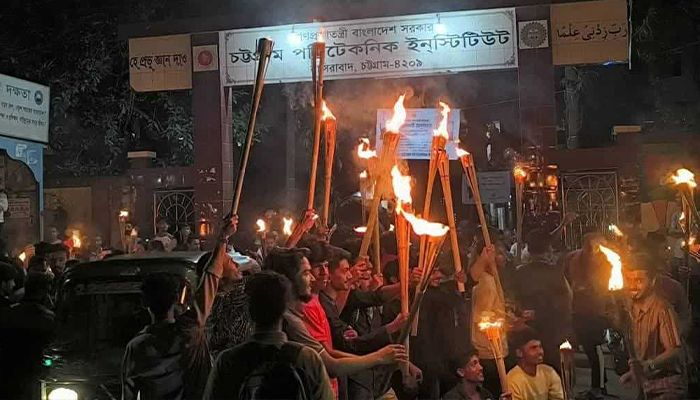 চুয়েট শিক্ষার্থীদের বিক্ষোভ, ডিপ্লোমাধারীদের মশাল মিছিল