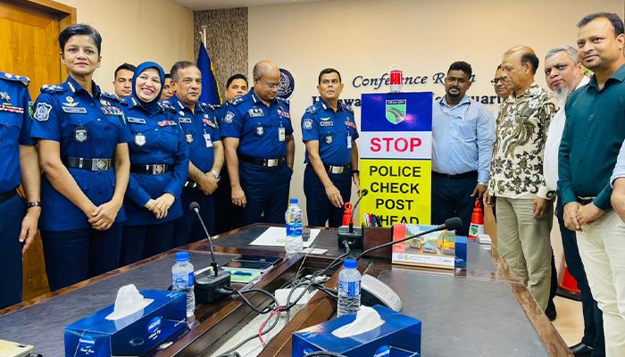 সড়ক নিরাপত্তা নিশ্চিতকরণে কেএসআরএমের ট্রাফিক সাইন হস্তান্তর