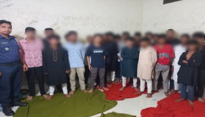 কিশোর গ্যাংয়ের ২৭ সদস্য গ্রেপ্তার, দেশি অস্ত্র জব্দ