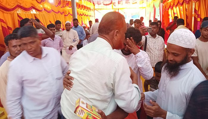আবেগঘন বিদায় রেলওয়ে কর্মকর্তার