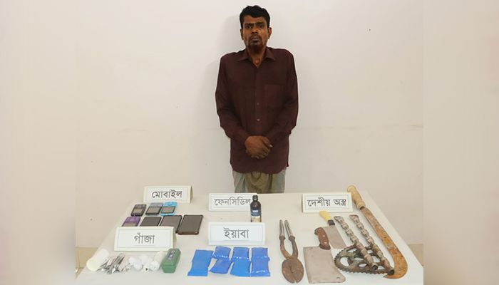 কুমিল্লায় সেনা অভিযানে মাদক, দেশীয় অস্ত্র উদ্ধার