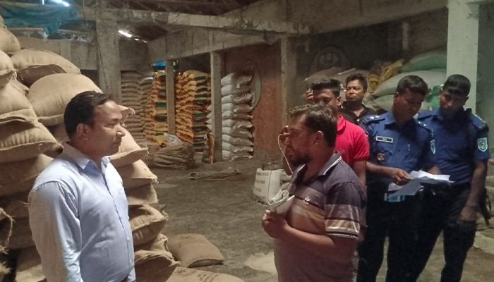 বীরগঞ্জে অভিযান চালিয়ে ৫৩৩ বস্তা সরকারি চাল উদ্ধার