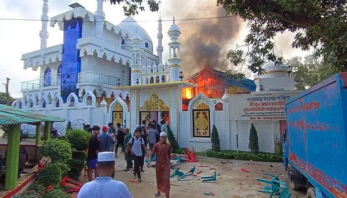 দিনাজপুরে বিনোদন পার্ক জীবন মহলে ভাঙচুর-অগ্নিসংযোগ