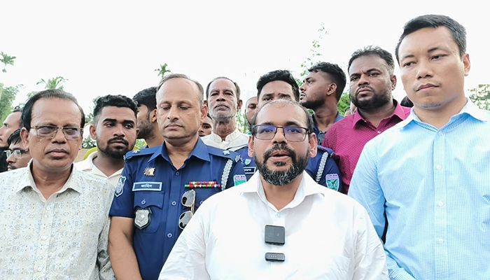 খাসিয়ামারা নদী পরিদর্শনে জেলা প্রশাসক