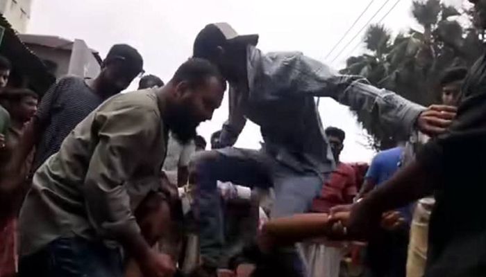 গাজীপুরে পুলিশের সামনেই সংবাদকর্মীকে পেটালেন চাঁদাবাজরা