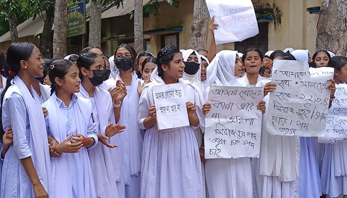 ছাত্রীকে শ্লীলতাহানির অভিযোগে শিক্ষককে সাময়িক বহিষ্কার