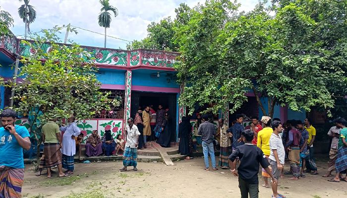 গৃহবধূকে হত্যা করে ঝুলিয়ে রাখার অভিযোগ, গ্রেপ্তার ২