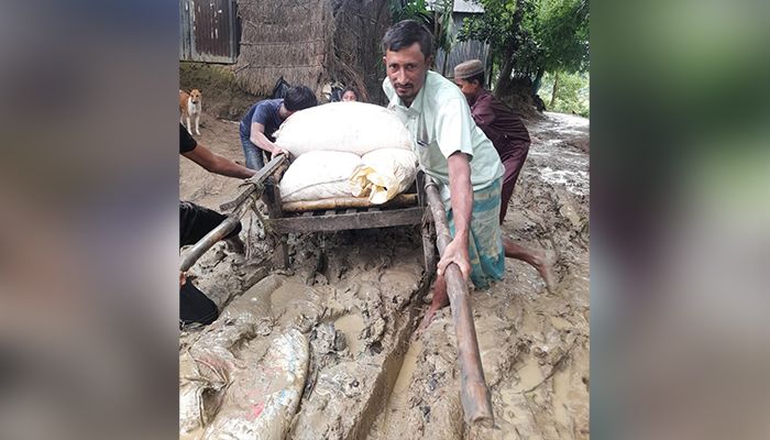 ‘দুইডা ধান বাজারে নিবার চাইলেও পেক পানি ভাইঙ্গা নেওন লাগে’
