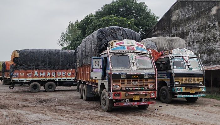 হিলিতে চাল খালাস করছেন  না আমদানিকারকরা