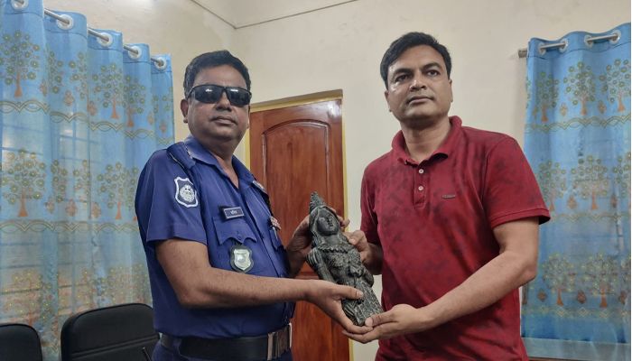 নবাবগঞ্জ হাসপাতালে কষ্টি পাথরের মুর্তি উদ্ধার 