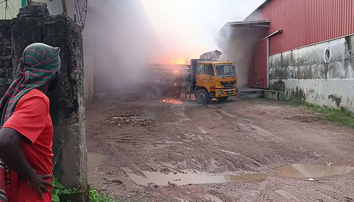 হিলিতে ব্লিচিং পাউডার বোঝাই ট্রাকে আগুন