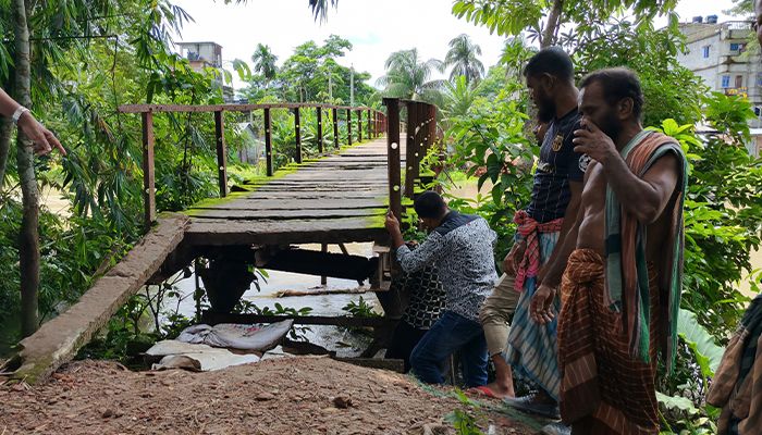 এলাকাবাসীর স্বেচ্ছাশ্রমে ঝুঁকিপূর্ণ ব্রিজ মেরামত