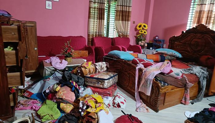 জয়পুরহাটে ডাকাতি, টাকা ও স্বর্ণালঙ্কার লুট