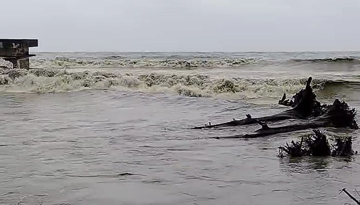 পায়রা বন্দরে ৩ নম্বর সতর্ক সংকেত 