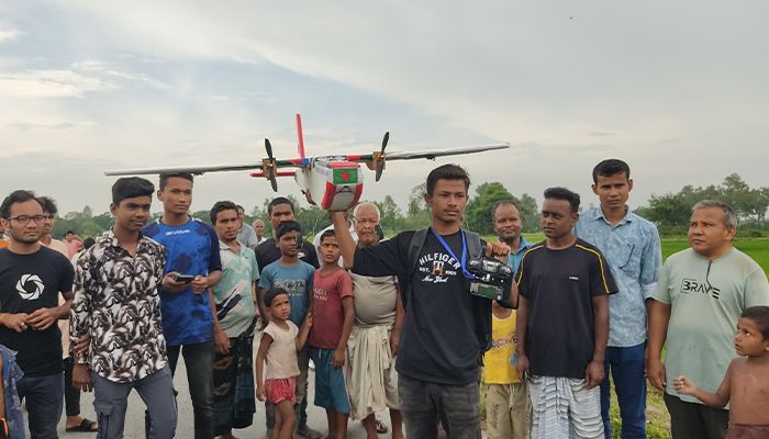 আকাশে উড়ল অনুকূলের বিমান ‘দ্য রয়্যাল স্কাই-১১০’