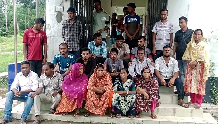 কয়রায় আউটসোর্সিং কর্মচারীদের চাকরিতে পুনর্বহালের দাবি