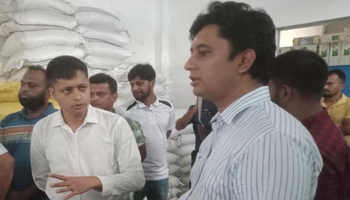 ৩৭৫ বস্তা সার জব্দ, দুই ব্যবসায়ীকে জরিমানা
