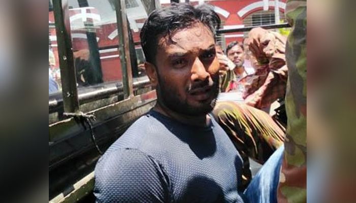 আটক মানিক হাওলাদার। প্রবা ফটো