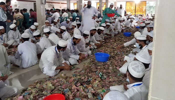 পাগলা মসজিদের ৩২ বস্তায় মিলল ৮ কোটি ৫০ লাখ টাকা, এখনও গণনা চলছে
