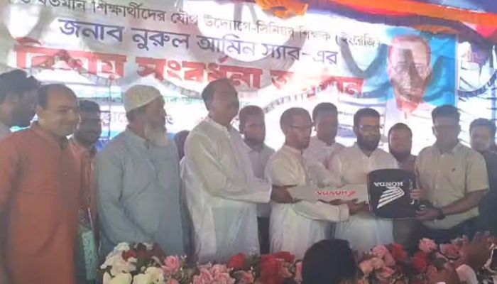 বিদায় সংবর্ধনায় শিক্ষক মোটরসাইকেল উপহার