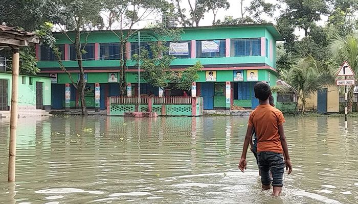 বিপদসীমার ওপরে তিস্তা ও পদ্মার পানি, পানিবন্দি হাজারো মানুষ