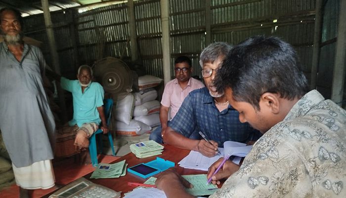 খাদ্যবান্ধব কর্মসূচির চাল বিতরণ ডিলারের বাড়ি থেকে, ভোগান্তি