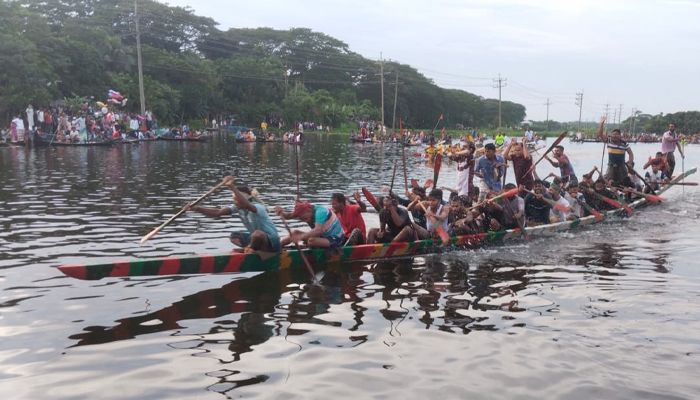 বিল পদ্মায় ঐতিহ্যবাহী নৌকাবাইচ, নদীপাড়ে মিলনমেলা