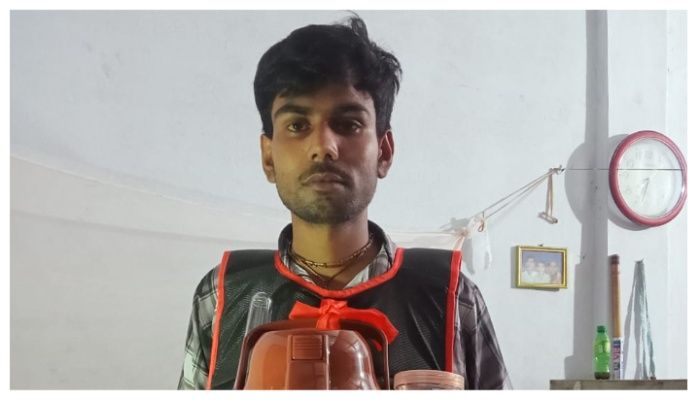 ছাত্রজীবনেই শত দায়িত্বের ভার, কাঁধে চা-কফি ফেরি করছেন উজ্জ্বল