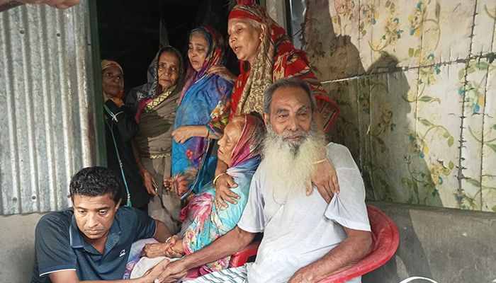 বুক চাপড়ানো আহাজারি সাংবাদিক তুহিনের বৃদ্ধ বাবা-মায়ের