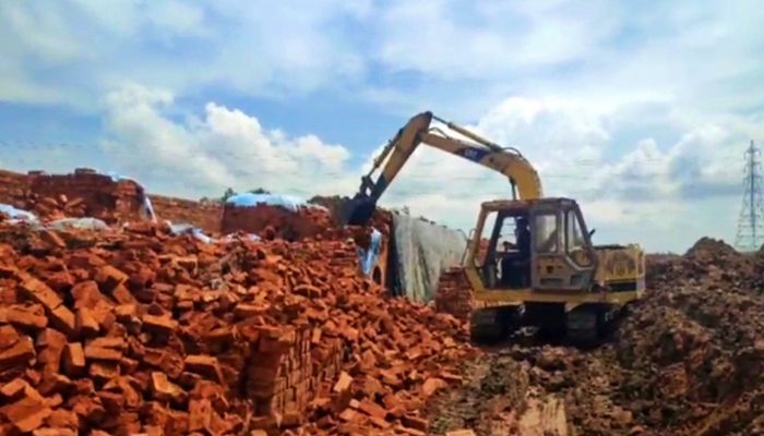 নির্মাণাধীন ইটভাটা গুঁড়িয়ে দিয়েছে প্রশাসন 