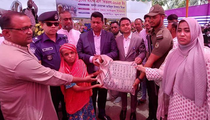 পানিবন্দিদের মাঝে জেলা প্রশাসকের খাদ্যসামগ্রী বিতরণ 