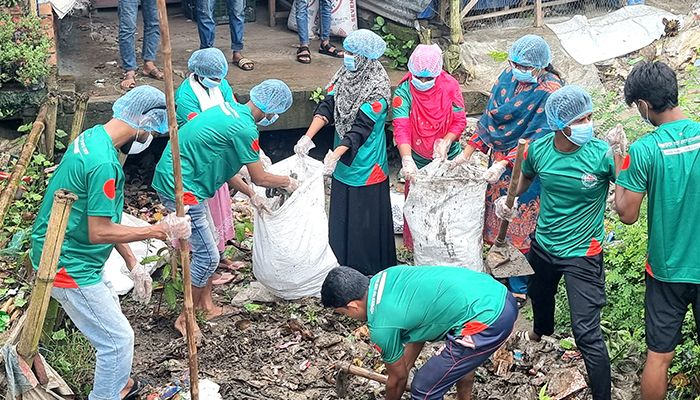 ফকিরহাটে বৃষ্টি উপেক্ষা করে খাল পরিষ্কারে স্বেচ্ছাসেবীরা