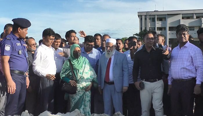 চীন সরকারের এক হাজার শয্যার হাসপাতালের জায়গা পরিদর্শনে স্বাস্থ্য উপদেষ্টা