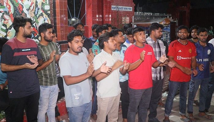 এডওয়ার্ড কলেজে নবগঠিত হল কমিটি বাতিলের দাবিতে ছাত্রদলের বিক্ষোভ 