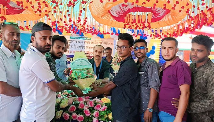চিংড়ি চাষে জাতীয় স্বর্ণপদক পাওয়ায় রিপনকে সংবর্ধনা