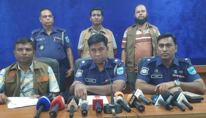 পুলিশ পরিচয়ে প্রতারণা, গ্রেপ্তার ৩