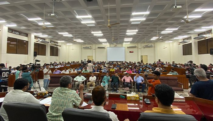 আলোচনাসভা থেকে বামপন্থী, ছাত্রদল ও অধিকার পরিষদের ‘ওয়াক আউট’