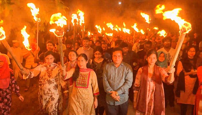 প্রকৌশল শিক্ষার্থীদের ওপর হামলার প্রতিবাদে রুয়েটে মশাল মিছিল