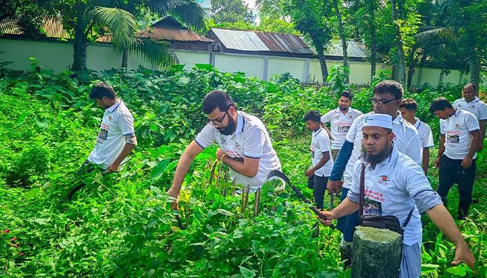 রংপুরে কবরস্থান পরিষ্কার কর্মসূচি শুরু করল ‘বাংলার চোখ’