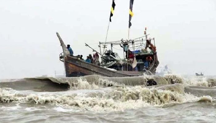 বঙ্গোপসাগরে ট্রলারডুবি, নিখোঁজ ৫ জেলে 