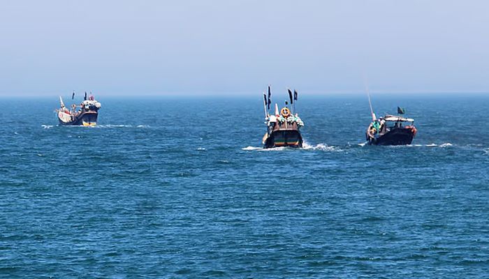 আরাকান আর্মির ধাওয়ায় নাফনদীতে ট্রলার ডুবি, ৭ জেলে উদ্ধার