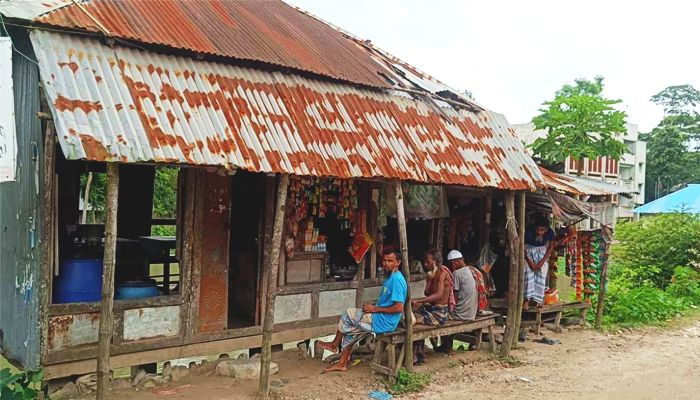 বিদ্যালয়ের জমি দখল করে কৃষক লীগ নেতার দোকান