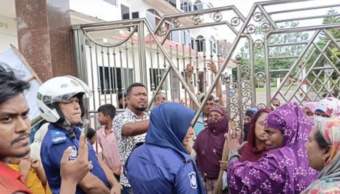 ঝাড়ু নিয়ে ‘বরসা’র কার্যালয় ঘেরাও গ্রাহকদের