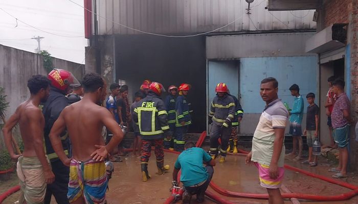 প্লাস্টিক কারখানায় অগ্নিকাণ্ড ৬০ কোটি টাকার ক্ষয়ক্ষতি