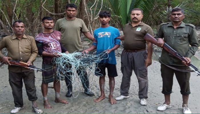 সুন্দরবনে ফাঁদসহ দুই হরিণ শিকারী আটক